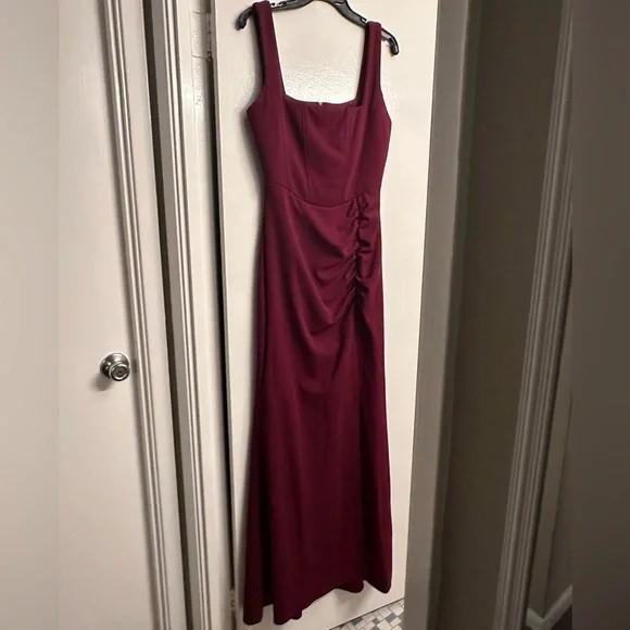 Elegant Burgundy Evening Gown - Picture 2 of 3